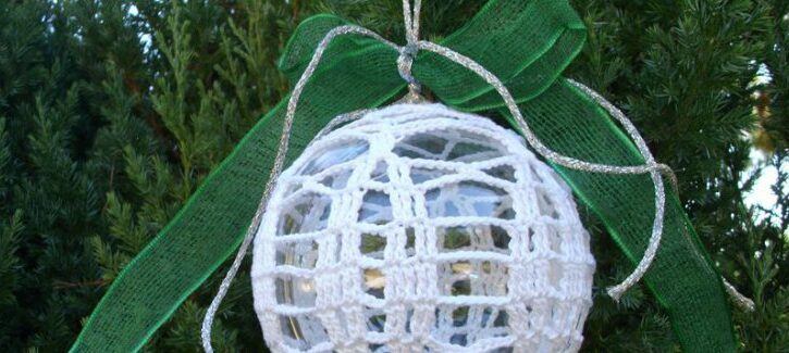 Come fare una pallina di Natale all'uncinetto con fiocco