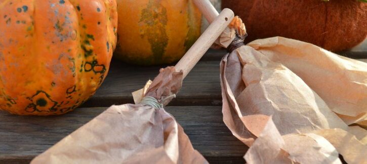 Come fare una scopa da strega in carta di riso per Halloween