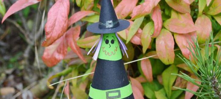 Come fare una strega in cartoncino per Halloween