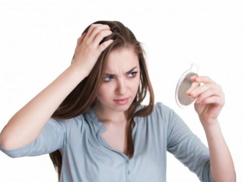 Come fermare la crescita dei capelli bianchi