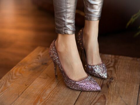 Come fissare i glitter sulle scarpe