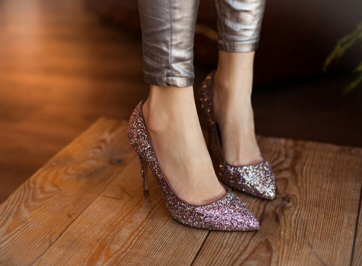 Come fissare i glitter sulle scarpe