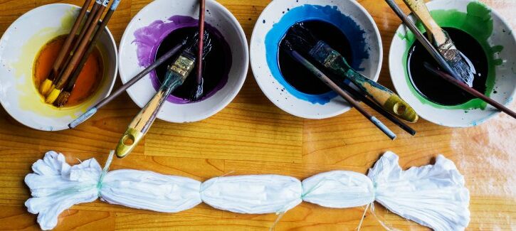 Come funziona la tecnica batik per colorare stoffe e tessuti