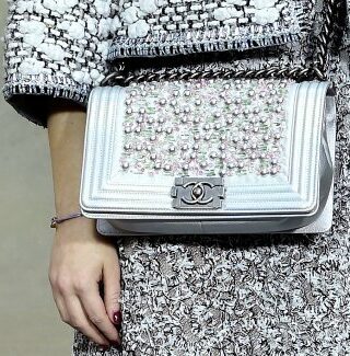 Come indossare la gonna grigia con stile