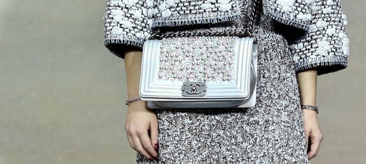 Come indossare la gonna grigia con stile