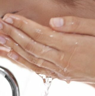 Lavare il viso solamente con acqua: sì o no?