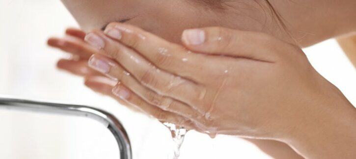 Lavare il viso solamente con acqua: sì o no?