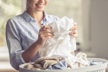 Come lavare tutti i tipi di tessuti naturali e sintetici a mano e in lavatrice