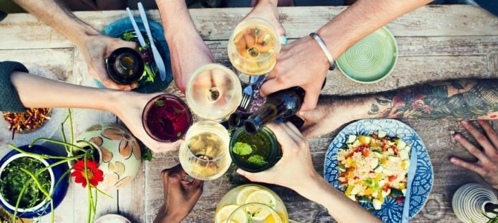Come organizzare delle feste e delle cene a tema per l'estate