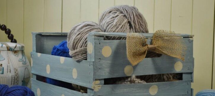 Come ornare una cassetta della frutta in stile shabby chic con stencil e fiocchi