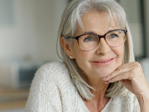 Come portare i capelli a 50 anni: dal taglio al colore, tutto quello che devi sapere