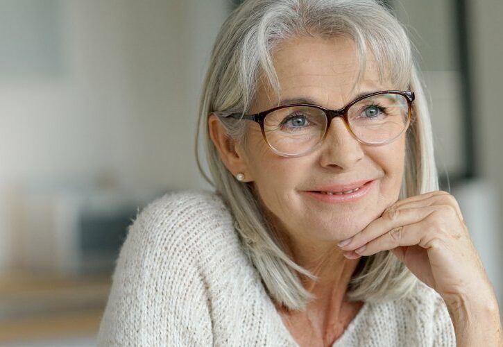 Come portare i capelli a 50 anni: dal taglio al colore, tutto quello che devi sapere