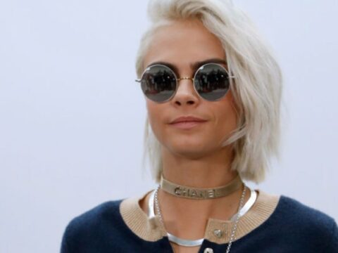 Come portare i capelli argento con stile come Cara Delevingne: copia il look!