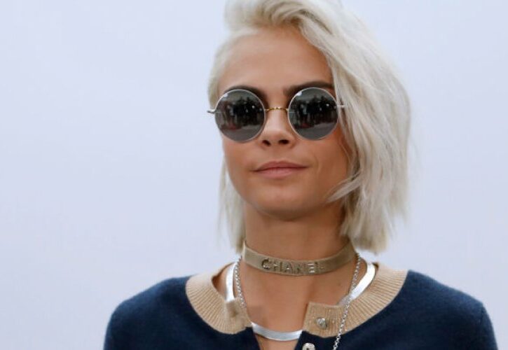 Come portare i capelli argento con stile come Cara Delevingne: copia il look!