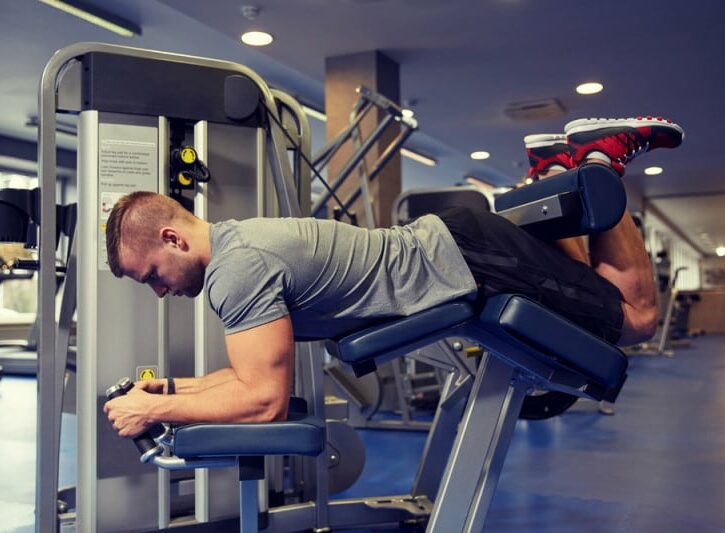 Come praticare leg curl in casa con una sedia