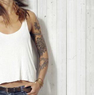 Come prendersi cura dei tatuaggi in estate