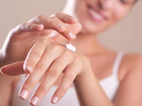 Come preparare una crema per le mani miele e limone