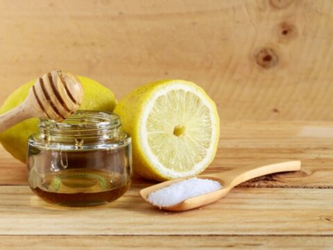 Come preparare uno scrub esfoliante per le gambe al miele
