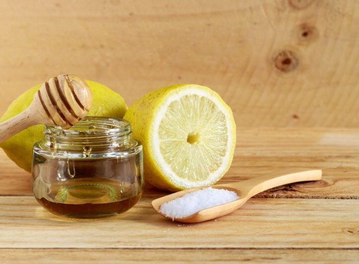 Come preparare uno scrub esfoliante per le gambe al miele