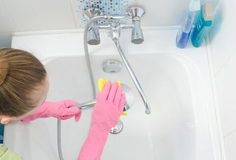 Come pulire il bagno di casa a fondo: consigli per lavare il bagno dalle piastrelle ai sanitari