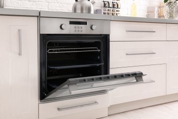 Come pulire il forno velocemente: guida completa alla pulizia del microonde e del forno elettrico e a gas