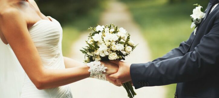 Come realizzare decorazioni fai da te per un matrimonio all'aperto