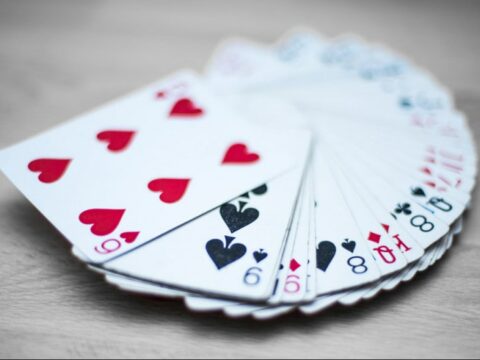 Come realizzare il costume di Carnevale da carta da gioco