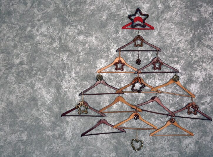 Come realizzare un albero di Natale con le grucce