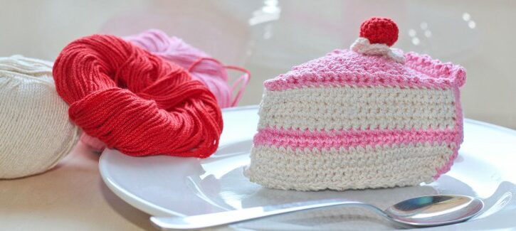 Come realizzare una decorazione a forma di fetta di torta