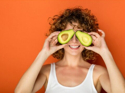 Come realizzare una maschera all'avocado per capelli sfibrati