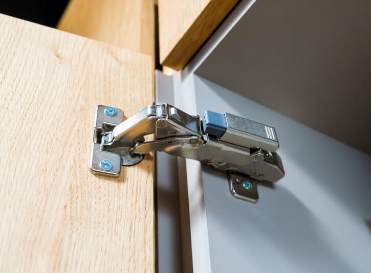 Come regolare le cerniere delle porte interne