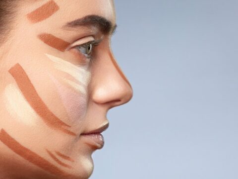 Come rendere il naso più piccolo con il trucco, il contouring e il trucco correttivo