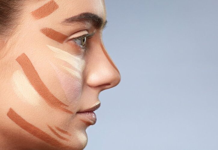 Come rendere il naso più piccolo con il trucco, il contouring e il trucco correttivo