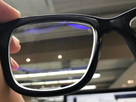 Come rimuovere i graffi dalle lenti degli occhiali