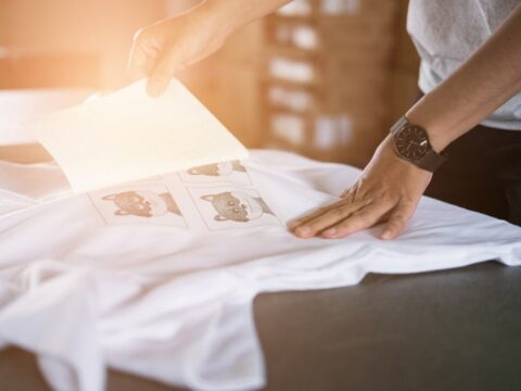 Come rimuovere il trasferimento a caldo dalla T-shirt