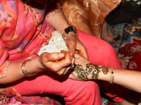 Come rimuovere un tatuaggio all'henné