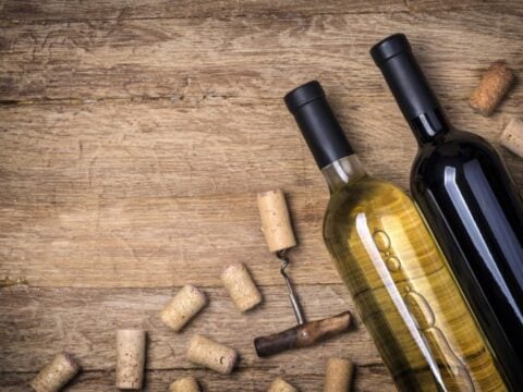 Come ripulire una bottiglia di vetro dai residui di vino