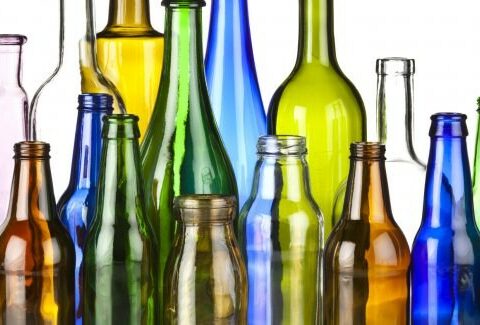Come riutilizzare le bottiglie di vetro in maniera creativa