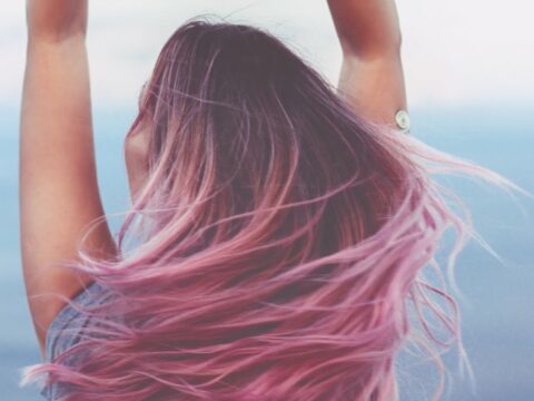 Come scegliere il colore di capelli in base al viso: dal colore degli occhi al sottotono della pelle