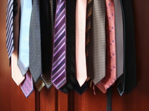 Come scegliere la cravatta per un completo nero