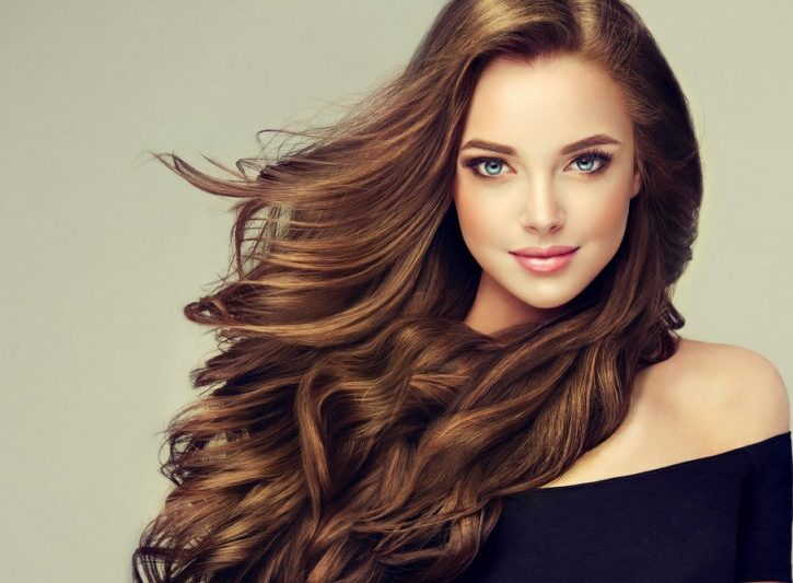 Come tagliare i capelli lunghi e scalarli da sola