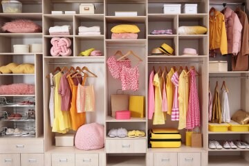 Come tenere in ordine l'armadio: consigli per mettere a posto abiti, biancheria e accessori