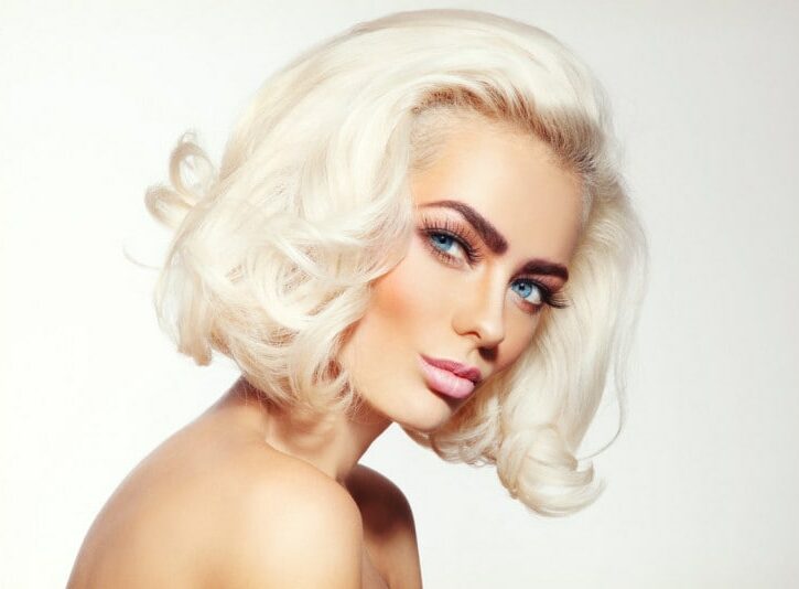 Come tingersi i capelli di biondo platino