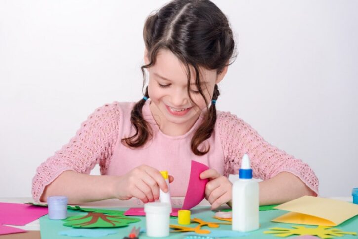 Come togliere le macchie di colla dai tessuti - Donna Moderna