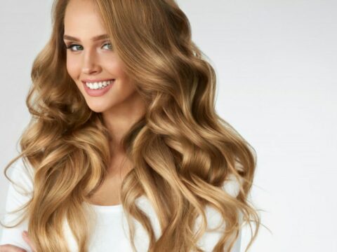 Come trasformare i capelli da ricci a mossi