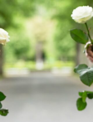 Come vestirsi ad un funerale, le regole del buon gusto in queste (tristi) occasioni