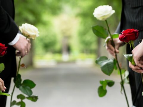 Come vestirsi ad un funerale, le regole del buon gusto in queste (tristi) occasioni