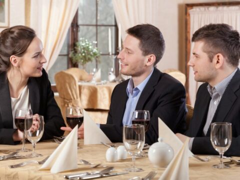 Come vestirsi per un pranzo aziendale