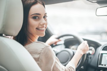 Comprare un’auto nuova: le 5 cose che una donna deve valutare