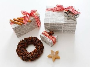 Confezioni regalo di Natale con carta di giornale: il tutorial